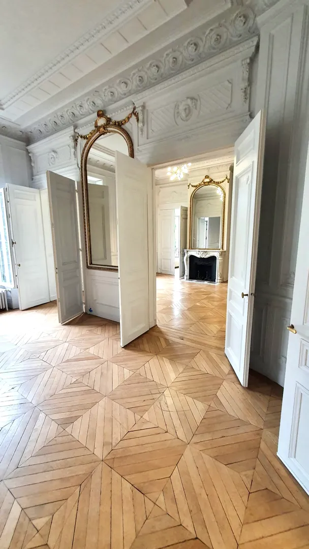 Le Triangle 300 - Espace contemporain sur les Champs-Élysées, idéal pour présentations collections